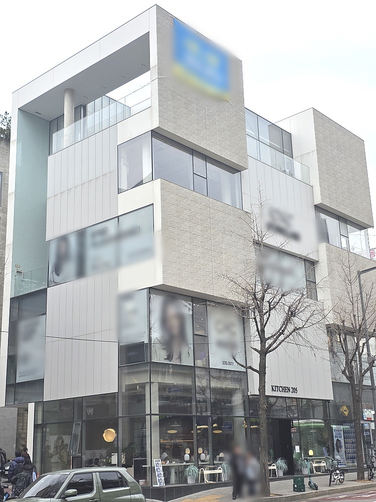 서울 마포구 서교동 [상가] 홍대 정문 대로변 테라스 있는 5층 상가 사무실 월세 매물번호 17417 사진 1